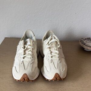 New Balance 327 Sneakers